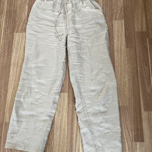 Linnebyxor strl xs  - Beige linnebyxor från Mango i storlek xs. Köptes i april för 400 kr men säljs nu för 150kr. Passar kortare personer runt 1,60.  Endast använda vid 1 tillfälle. Köpare står för frakt och pris kan diskuteras.