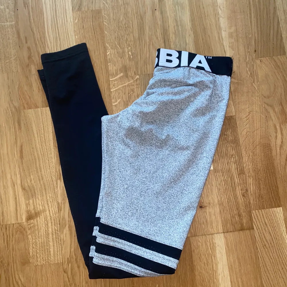 Scrunch butt tights från Nebbia. Använda max 3 gånger. Finfint skick. Eventuell frakt betalas av köparen. Jeans & Byxor.