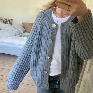 Kofta - Så fin grå ribbstickad kofta från h&m! Storlek M 🌸