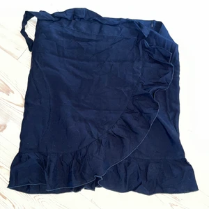 Omlottkjol  - Svart omlottkjol. Använd en del men väldigt bra skick. Storlek XS. 