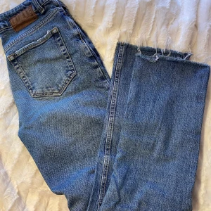 Raka jeans med slitningar i slutet - Åtsittande passform och framhäver kroppen fint