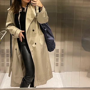 Beige trenchcoat - Beige trenchcoat från h&m i bra skick. Säljes pga får ej användning för den. Storlek M, passar S också. Originalpris: 699kr. Köparen står för frakt