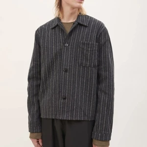 Our legacy jacka - Grå randig vår/sommar jacka från our legacy i jättebra skick. Storlek 50, men skulle säga att den sitter lite mindre. 