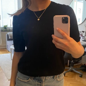 Stickat t-shirt - Så mjuk stickat t-shirt från zara strl M, jag har normalt xs/S. Den är i använt skick, något nopprig därav billig.💙