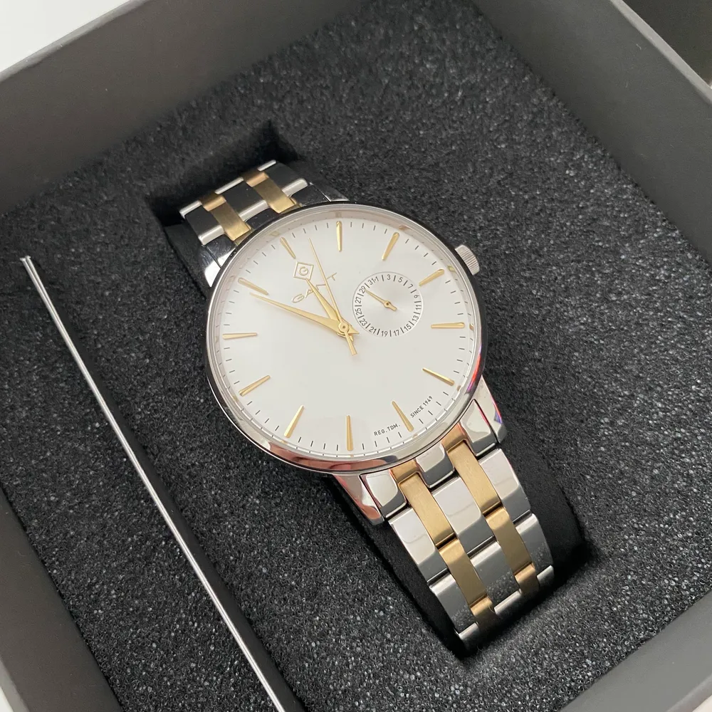 Gant klocka köpt på Smycka 2499kr men säljer för 1500kr eftersom den bara är använd i några timmar och är som helt ny. Accessoarer.