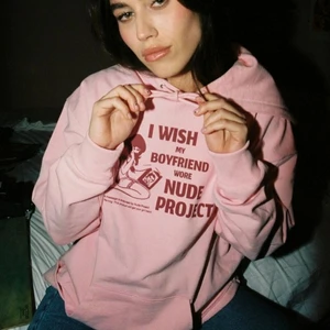 Hoddie  - Helt oanvänd hoddie från Nude project. Deras valentine special, otrolig kvalite. Säljer för att jag köpte en annan hoddie från dom. Orginal pris 696. Pris går att diskutetas vid snabb affär.