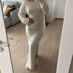 Lojsan Wallin x NA-KD klänning - Stickad långklänning ifrån Lojsan Wallins kollektion med NA-KD. Endast använd vid ett tillfälle och tvättad sedan dess, slutsåld hos NA-KD.