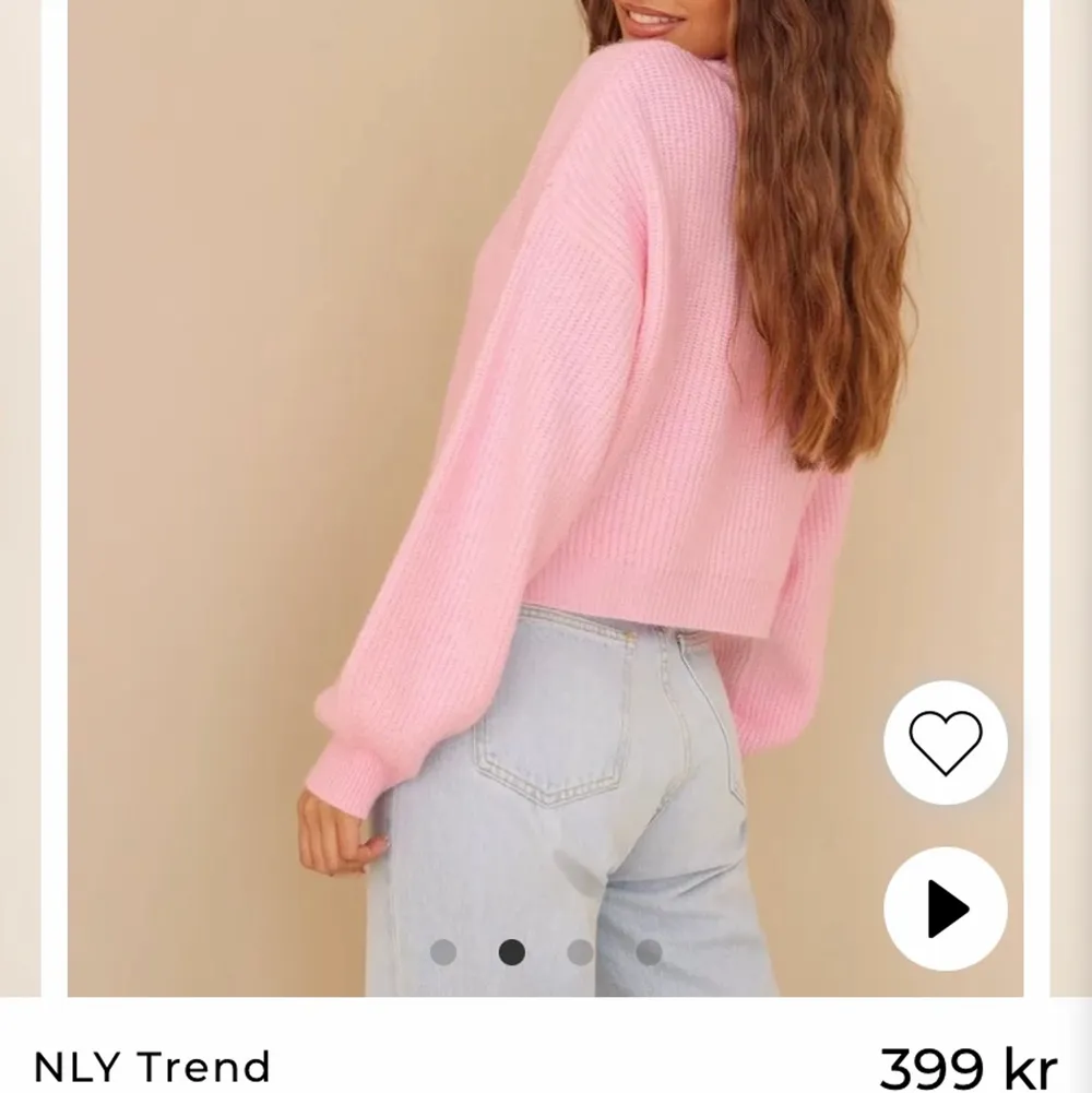Säljer min jättefina rosa stickade tröja i nyskick från Nelly, den är typ lite croppad så gillar den inte. Använd 1-2 gånger. Hör av er om ni vill ha fler bilder,  Nypris: 399 kr. Stickat.