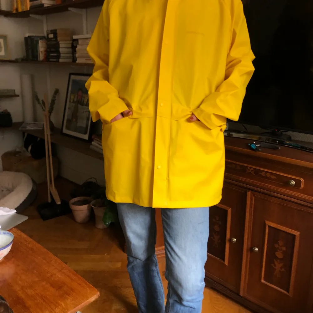 Helt ny regnjacka i världens finaste gul! Tyvärr för stor på mig som vanligtvis har S . Jackor.
