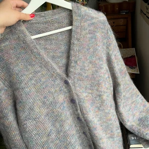 Fiiiinaste stickade koftan  - Stickad kofta i helt drömmiga färger, och med superfina knappar😍 underbar men har för många i min garderob :( förtjänar att användas mer 