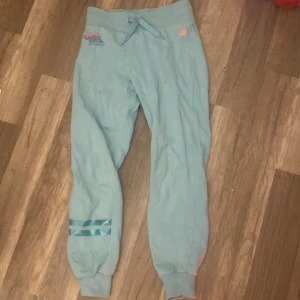 DOLLY STYLE BYXOR - Dolly style bycor i storlek 140. Lite fläckar som man ser på bild 3.