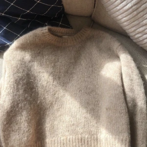 Stickad tröja - Stickad tröja från HM. Köpt hör på Plick men aldrig använt själv. Mycket bra skick. Storlek S. Färgen syns bäst på första bilden. Ull och alpacka blandning FINNS KVAR