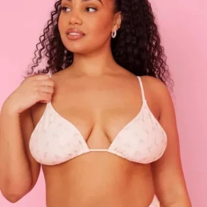 Bikinitopp Bianca Ingrosso - Bikinitopp från Bianca Ingrossos kollektion med Nelly i blommönster. Storlek M💞men liten i storlek. Oanvänd. 