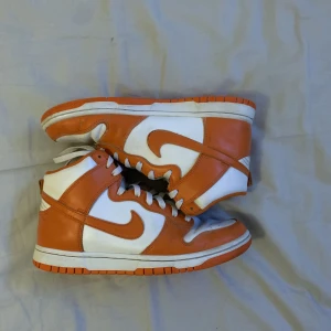 Nike dunks  - Nike dunks syracuse. Köpa på 2am.club på Instagram och antar att dom är äkta. Dom kommer utan box men ganska fint skick för priset 👌