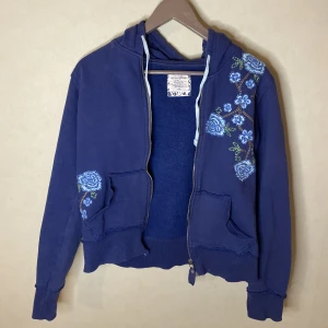 Hoodie från Cubus Strl. S - Blå hoodie. Inte jättemjuk då den är väl använd. Ett litet hål på baksidan som går att sys.