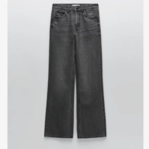 Gråa wide jeans  - Säljer mina helt nya jeans som ja gå fått i paket. Dom är högmidjade och helt nya aldrig använda. Kom privat för bilder hur dom ser ut på. Jag säljer av orsaken att de är för stora i midjan och inte min typ av byxor. 
