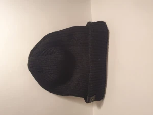 Black beanie - Hi! Available at kungsholmen, shipping can be discussed :)   condition: good size: universal price: 50kr extra: -