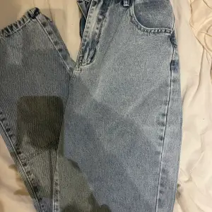 Ett par jeans från Shein. Helt oanvända, säljer pga av fel storlek 