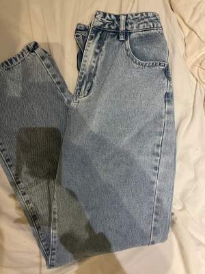 Ett par jeans från Shein. Helt oanvända, säljer pga av fel storlek 