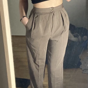Gröna kostym byxor  - Gröna kostym byxor. Det står ingen storlek men de passar precis på mig så storlek 36. Har en lite av en konstig knapp men den fungerar 🫶🏻