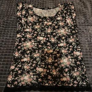 Blommig topp - Endast använd ett par gånger :)