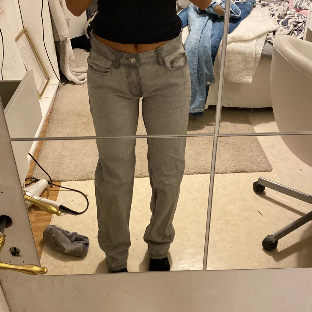 Råkade tvätta dessa grå jeans på 40grader istället för 30 så den grå färgen försvann lite och sömmarna blev mörkare, men ganska coolt. Jag är 165 och det är väldigt långa på mig och en aning stora. . Jeans & Byxor.