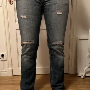 Hej jag säljer mina vintage lee jeans då dom inte kommer till användning. Köpta på secondhand. Är i storlek W33 L32. 