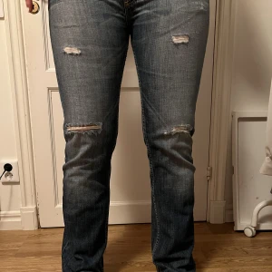 Lee Jeans - Hej jag säljer mina vintage lee jeans då dom inte kommer till användning. Köpta på secondhand. Är i storlek W33 L32. 