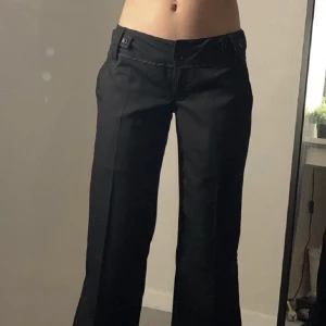 Lågmidjade kostymbyxor  - Perfekta lågmidjade kostymbyxor. Bra skick och jättefina, säljer bara för att de var lite försmå för mig. Bilderna är lånade från tjejen jag köpte dom av❤️midjemått: 80cm innerbenslängd: 85cm