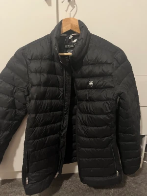 Dunjacka IDEAL DOWN - Jätte fin dunjacka i märket IDEAL DOWN. Är i strl M men passar helt klart S och XS vilket jag är och har använt mig av denna jacka. Gammal men inte använd ofta alls. 