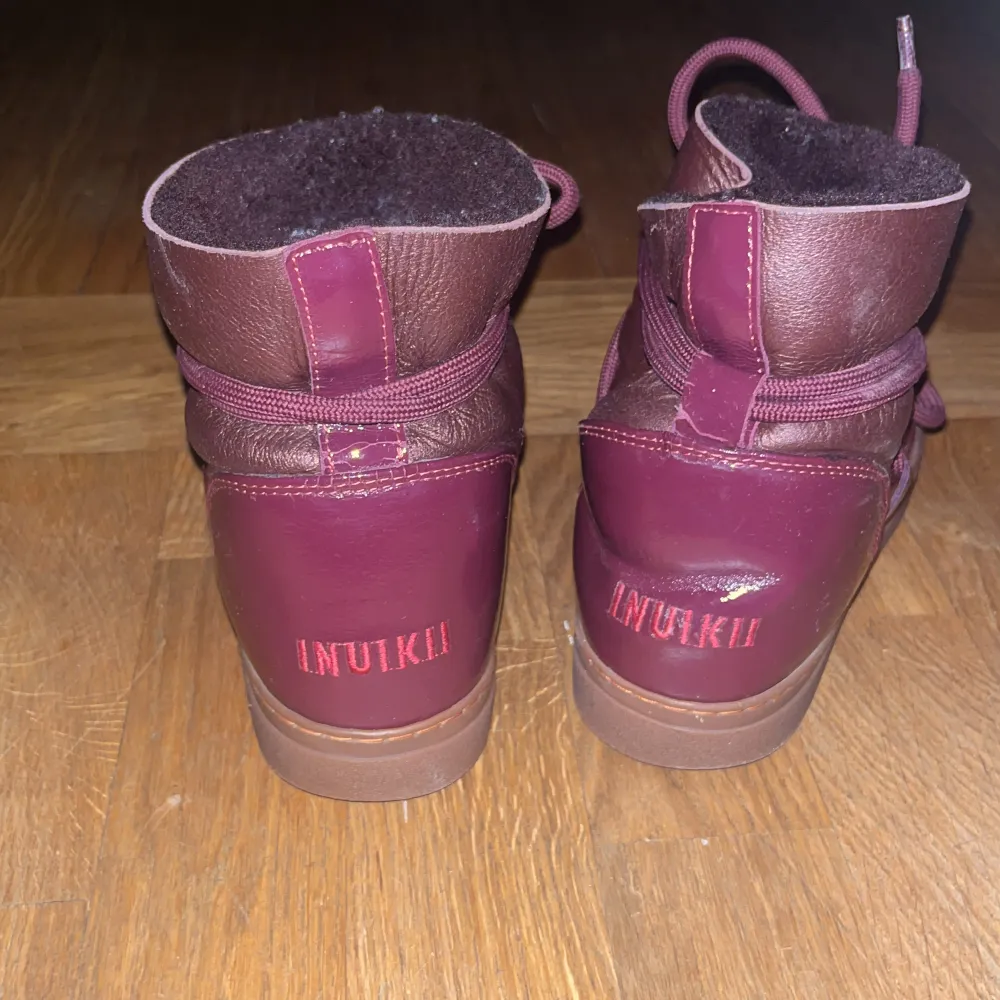 Säljer mina så snygga inuiki skor!!! Kan sicka mer bilder på difekter ifall kontaktas. En av metall bitarna på sko snören saknas på en sko men det märkes inte! så snygga och perfekta till vintern!💞💕💕. Skor.