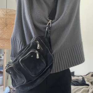 Nunoo väska💘 - Går både att ha som axelväska och crossbody! Det är den medelstora modellen i mocka🖤