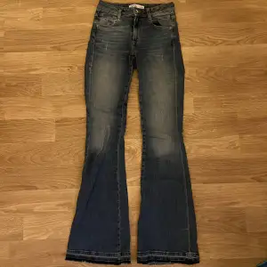 Jeans med utsvängda ben från zara. Bootcut modell. Storlek 34😊