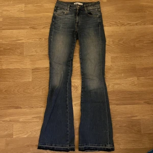 Bootcut jeans zara - Jeans med utsvängda ben från zara. Bootcut modell. Storlek 34😊