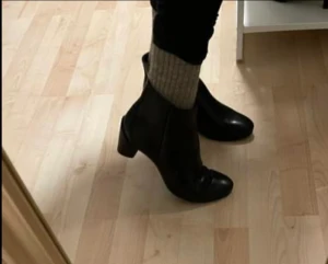 Ankelboots Ecco strl 38 - Säljer ett par knappt använda ankelboots från Ecco i strl 38. Mjukt skinn, ca 4.5 cm klack så perfekt både till vardag och fest! Köpta i höstas för 1700kr men säljer dem nu för 400kr 