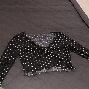 Långärmad magtröja - Prickig magtröja, från Shein. Använd cirka 5 gånger