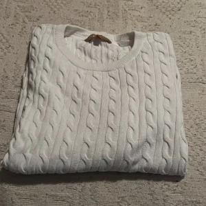 Vit tröja - Detta är en tröja jag inte har använt på nått år och därför tänkte jag sälja det till någon som kanske kan använda den mer.