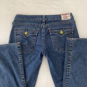 True religon jeans i 10/10 skick, straight men inte skinny och midjemåttet är 88 cm, innerbenslängd 88 cm. Skriv om du har några frågor!!