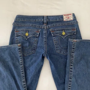 True religon jeans - True religon jeans i 10/10 skick, straight men inte skinny och midjemåttet är 88 cm, innerbenslängd 88 cm. Skriv om du har några frågor!!