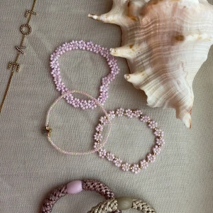 Armband  - Armband 15 kr/st ✨ vid köp av fler får man rabatt ☺️ fraken kostar 13 kr🫶