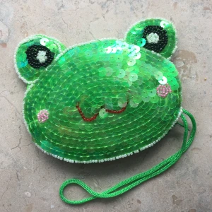 Groda myntfack  - Otroligt söt liten myntfack/necessär i grodmotiv. Helt oanvänd. Är bra för att ha Tofs/hårnålar och ha i väskan eller andra små saker. Frakt tillkommer. Skriv vid frågor 💚💚