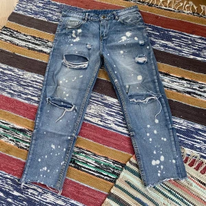 Ripped jeans - Ett par fräna straight leg jeans med hål i. Sköna och i fint skick. Storlek S men skulle uppskatta storleken till 32/30. Mått är: waist 42 cm - inseam 63 cm - leg opening 17,5 cm - front rise 29 cm - thigh 28 cm - knee 23 cm