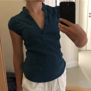 Randig topp  - Randig topp i svart och turkos/petrol i storlek 36, stretchig! Bra skick