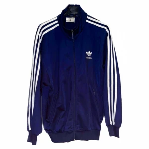 Adidas tröja - Retro adidas Size M