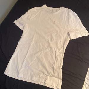 Säljer en vit t-shirt från h&m som används ytterst få gånger och är i nyskick. Passformen är slim fit och den säljs eftersom att den är för liten för mig!  Orginalprsi 79,90kr
