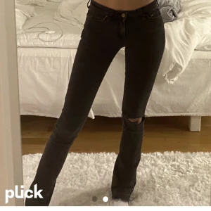 Svarta jeans  - Säljer ett par svarta jeans från Crocker som jag köpte här på plick men inte passade mig.  Bara att skriva vid fler bilder eller frågor💗