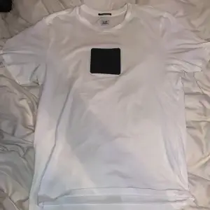 Fin T-Shirt från Cp Company, använd ett fåtal gånger, väldigt fint skick, frakt ingår ej, nypris 1000