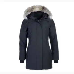 En svart Canada goose i modellen Victoria Parka i storlek S. I bra skick och endast använd under en vinter.