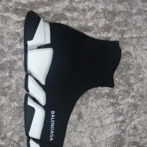 Balenciaga Sneakers  - Hej säljer dessa fina balenciaga sneakers i storlek 41 vilket passar 42-42,5 i vanlig storlek då de är stora i storlek. Säljs för att de är lite stora och dessa kommer box, kvitto, dustbag o alla tillbehör 