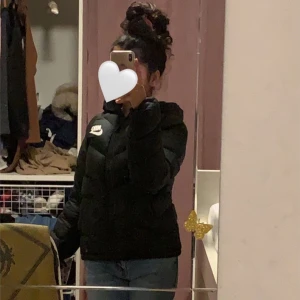 Nike jacka - Jag säljer min jacka från Nike då den inte kmr till användning den är lite riven på armen men som jag sytt up igen men man märker inte det när du har jackan på 